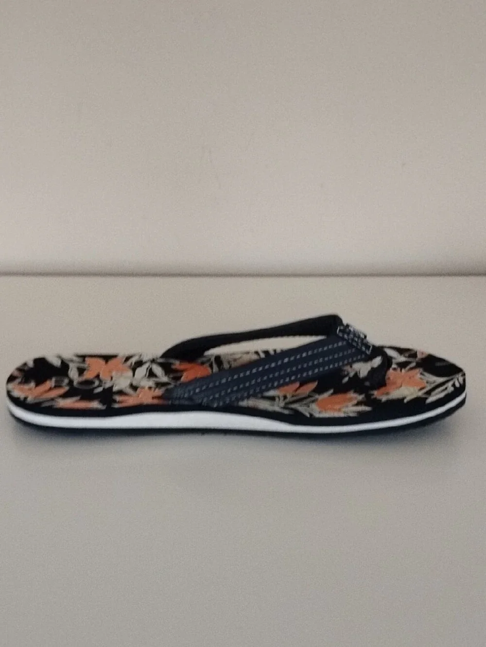 Roxy Size 4 Navy Floral Flip Flop Sandals - Orange & White Pattern